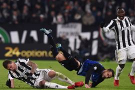TURIN, ITALY - DECEMBER 09: Mario Mandzukic (L) of Juventus and Danilo D'ambrosio of Internazionale fight during the Serie A match between Juventus and FC Internazionale on December 9, 2017 in Turin, Italy. (Photo by Tullio M. Puglia/Getty Images)