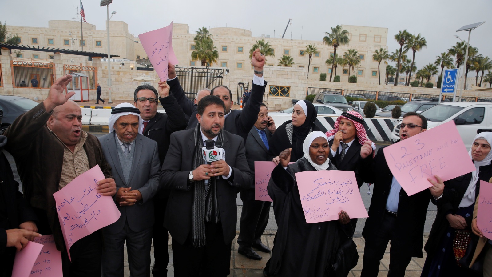 ‪نواب أردنيون يحتجون اليوم أمام السفارة الأميركية في عمان على قرار ترمب الاعتراف بالقدس عاصمة لإسرائيل‬ (رويترز)