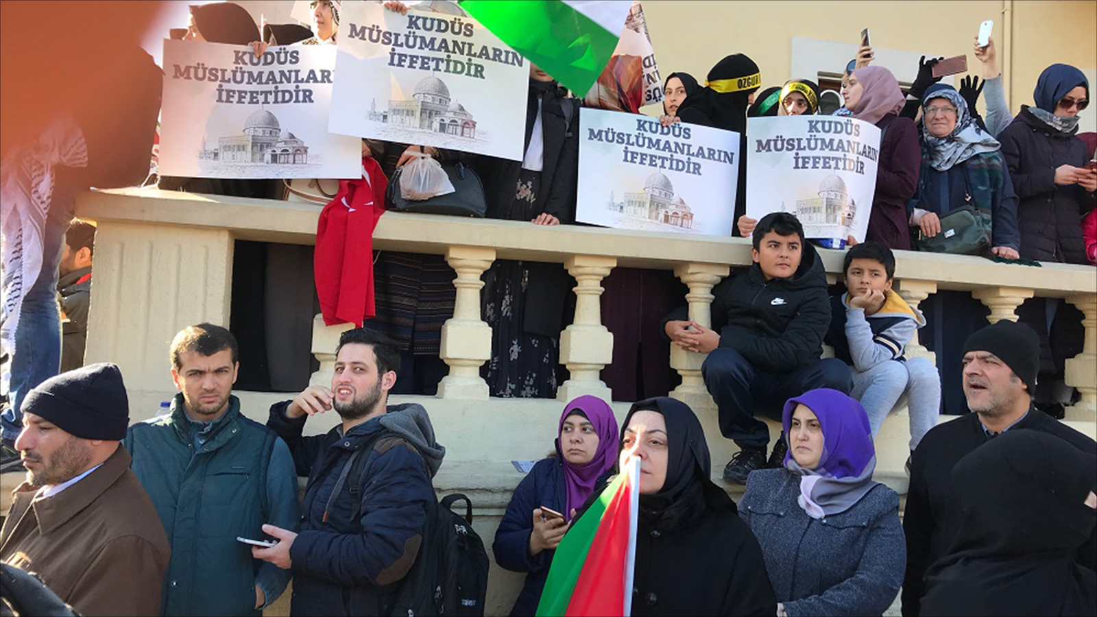 ‪نشاء يرفعن لافتات كتب عليها المسلمون يفتدون القدس خلال مظاهرة اسطنبول‬  (الجزيرة)