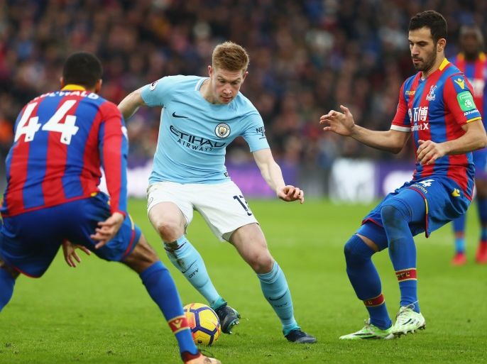 LONDON, ENGLAND - DECEMBER 31: Kevin De Bruyne of Manchester City is marshalled by Jairo Riedewald and Luka Milivojevic of Crystal Palace during the Premier League match between Crystal Palace and Manchester City at Selhurst Park on December 31, 2017 in London, England. (Photo by Clive Rose/Getty Images)