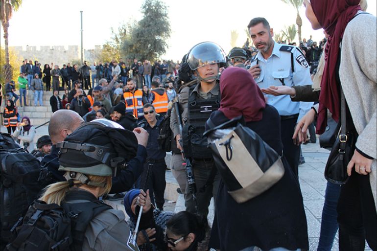 صور لاعتداء جنود الاحتلال على سيدات مقدسيات خلال جمعة الغضب رفضا لاعتراف ترمب بالقدس عاصمة لإسرئيل