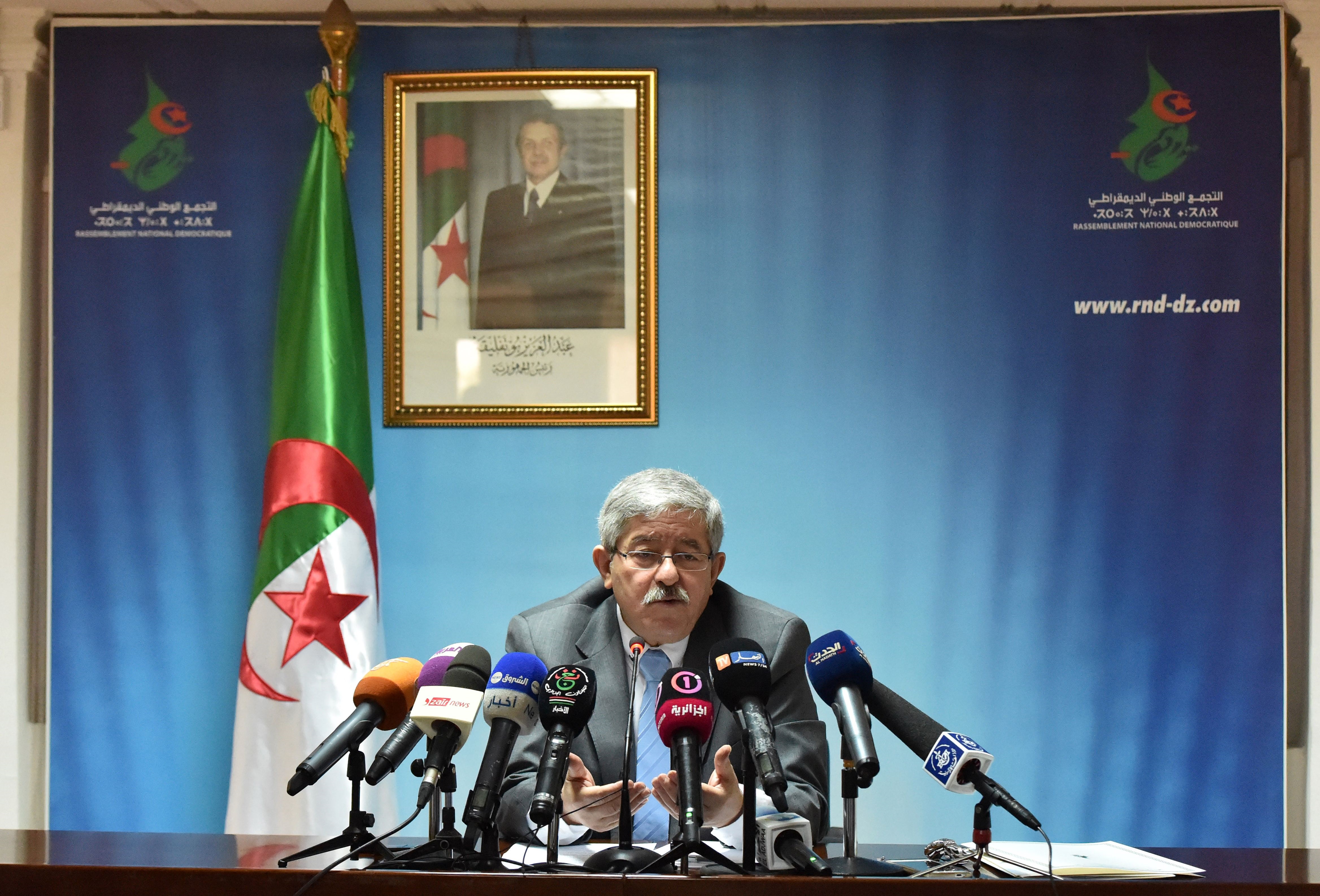 أحمد أويحيى رئيس الحكومة الجزائرية لأربع مرات آخرها في (أغسطس/ آب) 2017 (غيتي)
