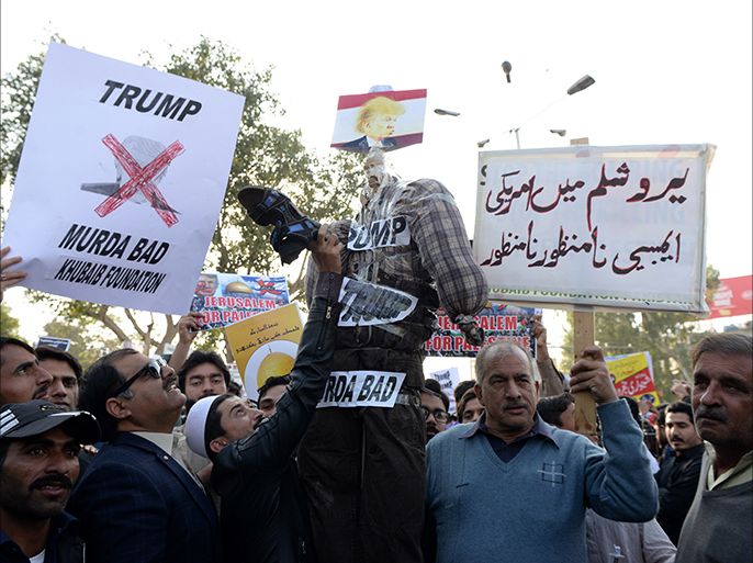 epa06376823 People rally to protest against the US President Trump's decision to recognize Jerusalem as Israel's capital, in Islamabad, Pakistan, 08 December 2017. US president Donald J. Trump on 06 December announced he is recognising Jerusalem as the Israeli capital and will relocate the US embassy from Tel Aviv to Jerusalem. EPA-EFE/T. MUGHAL
