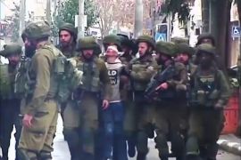 23 جنديا يعتقلون طفلا فلسطينيا في الخليل