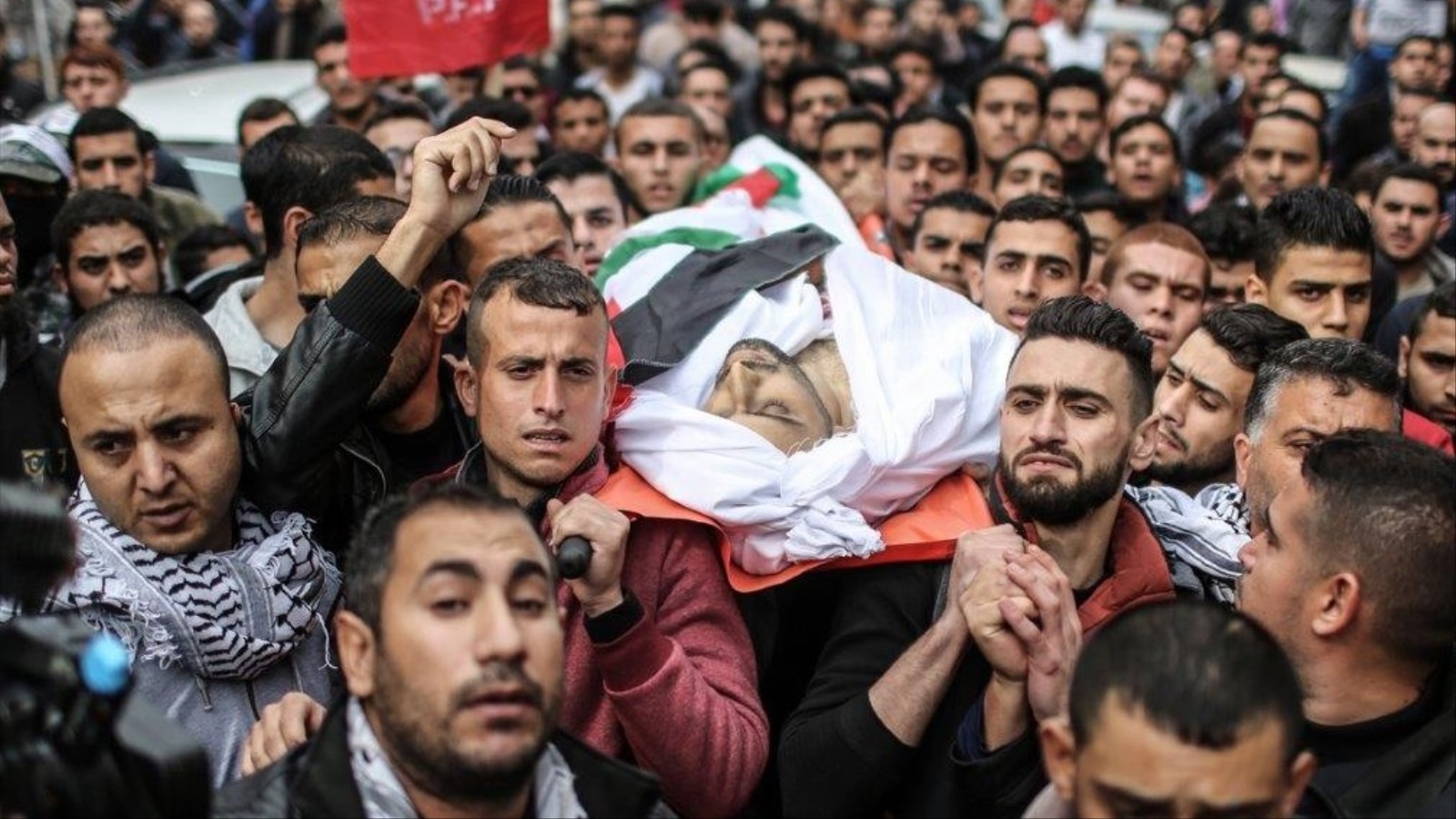 ‪مئات شيعوا الشهيد محمد نبيل محيسن الذي استشهد برصاص الاحتلال في مواجهات يوم الجمعة شرق حي الشجاعية بمدينة غزة‬ (الأناضول)