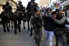 Israeli border police officers detain a protestor during a demonstration in a street in east Jerusalem December 9, 2017 REUTERS/Ammar Awad