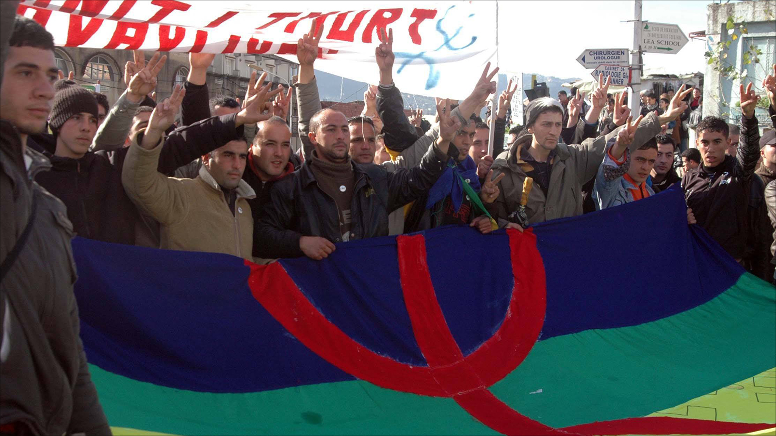 المحتجون في منطقة القبائل يطالبون بتفعيل البنود الدستورية المتعلقة باللغة الأمازيغية(الجزيرة)