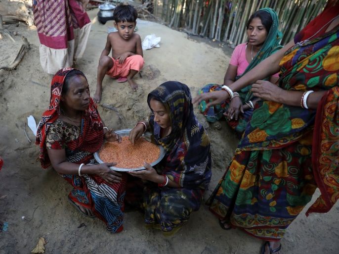 Rohingya Hindu refugees prepare food inside the Kutupalong Hindu refugee camp near Cox's Bazar, Bangladesh December 17, 2017. REUTERS/Marko Djurica