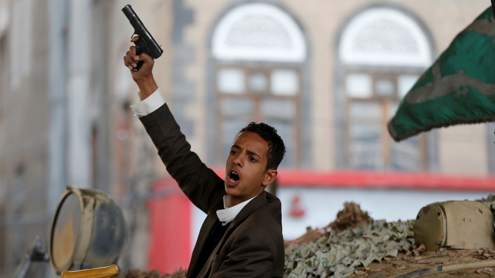 ‪عنصر من قوات الحوثي يحتفل على ظهر دبابة في صنعاء بمقتل صالح‬ (رويترز)