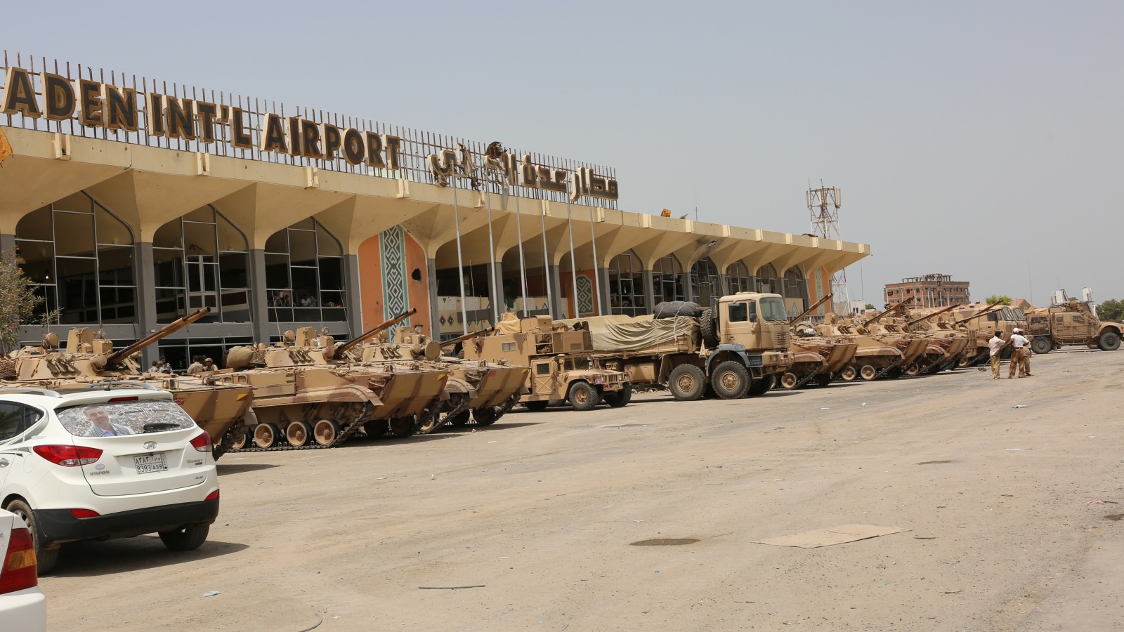 مركبات عسكرية إماراتية بمطار عدن الدولي (رويترز)