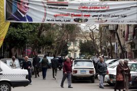 epa06470701 Egyptians walk underneath an election campaign poster erected by supporters of Egyptian President Abdel Fattah al-Sisi, in Cairo, Egypt, 24 January 2018. Egypt will hold the Presidential elections on the period between 16 to 18 March and 26 to 28 March for Egyptian abroad and locally respectively EPA-EFE/KHALED ELFIQI