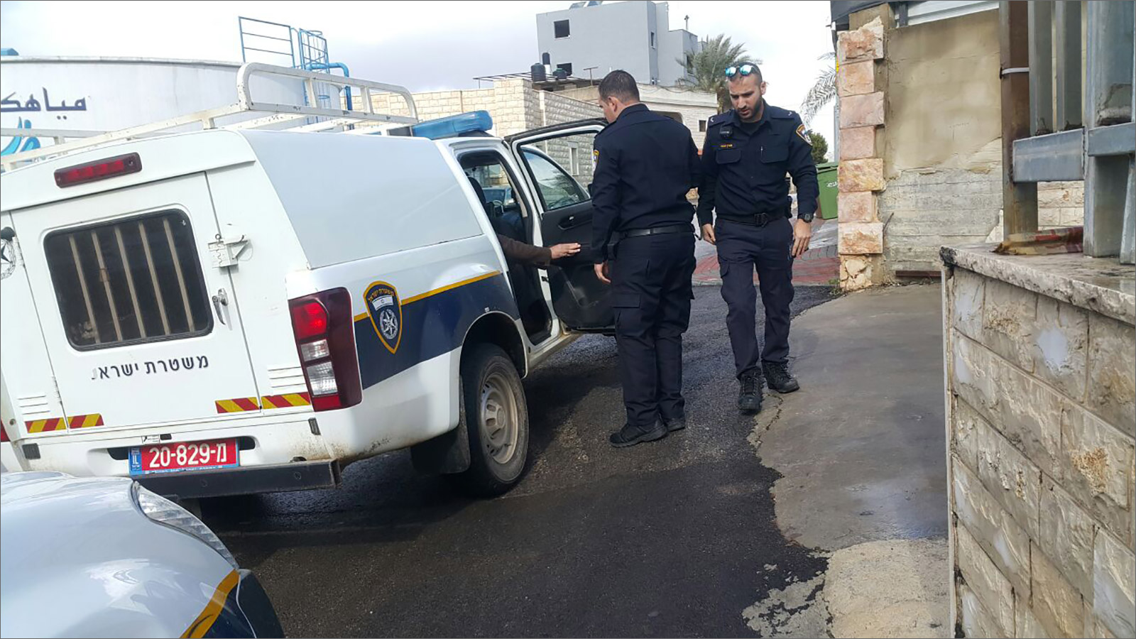 ‪تم اقتياد الشيخ الخطيب إلى مركز الشرطة المركزية بمدينة الناصرة‬  (الجزيرة)