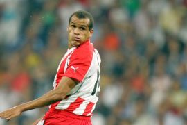 Olympiako's Rivaldo of Brazil heads the ball during a Champions League Group F soccer match against Real Madrid at Santiago Bernabeu Stadium in Madrid September 28, 2005. REUTERS/Felix Ordonez