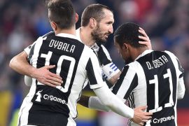 epa06415341 Juventus Douglas Costa (R) jubilates with his teammates after scoring a goal during the Italy Cup quarter-final soccer match Juventus FC vs Torino FC at Allianz Stadium in Turin, Italy, 03 January 2018. EPA-EFE/ALESSANDRO DI MARCO