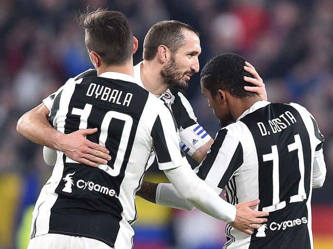 epa06415341 Juventus Douglas Costa (R) jubilates with his teammates after scoring a goal during the Italy Cup quarter-final soccer match Juventus FC vs Torino FC at Allianz Stadium in Turin, Italy, 03 January 2018. EPA-EFE/ALESSANDRO DI MARCO