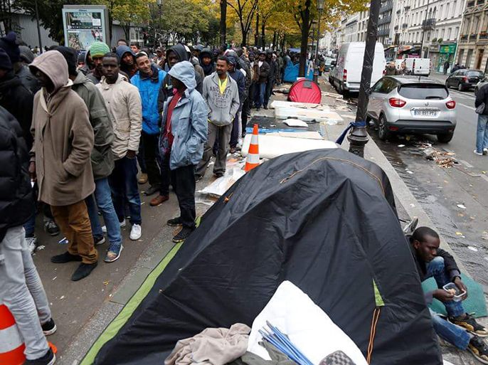 طالبو لجوء ينتظرون تقديم ملفاتهم أمام مركز للمهاجرين وسط العاصمة الفرنسية باريس.