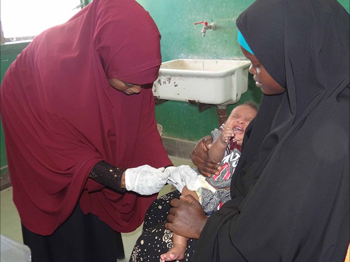 تطعيم بعض الأطفال عن طريق الحقن باللقاح في مستشفى بنادر بمقديشو ،27 يناير 2018 (التصوير:قاسم سهل).