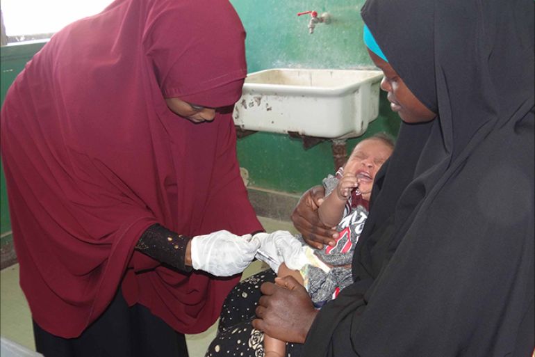 تطعيم بعض الأطفال عن طريق الحقن باللقاح في مستشفى بنادر بمقديشو ،27 يناير 2018 (التصوير:قاسم سهل).