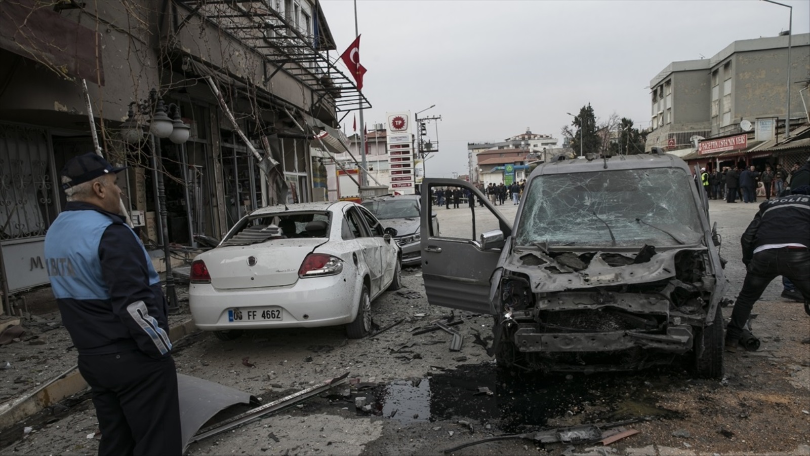 آثار سقوط القذائف في مدينة الريحانية التركية 