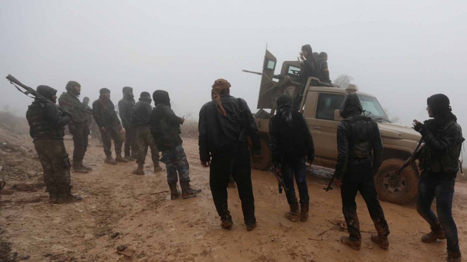 مقاتلون من الجيش السوري الحر في أحد المواقع شمال شرق عفرين (رويترز)