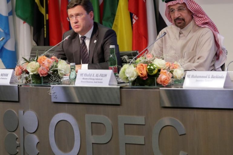 Russian Energy Minister Alexander Novak (L) and Saudi Arabia's Oil Minister Khalid al-Falih address a news conference after an OPEC meeting in Vienna, Austria, November 30, 2017. REUTERS/Heinz-Peter Bader