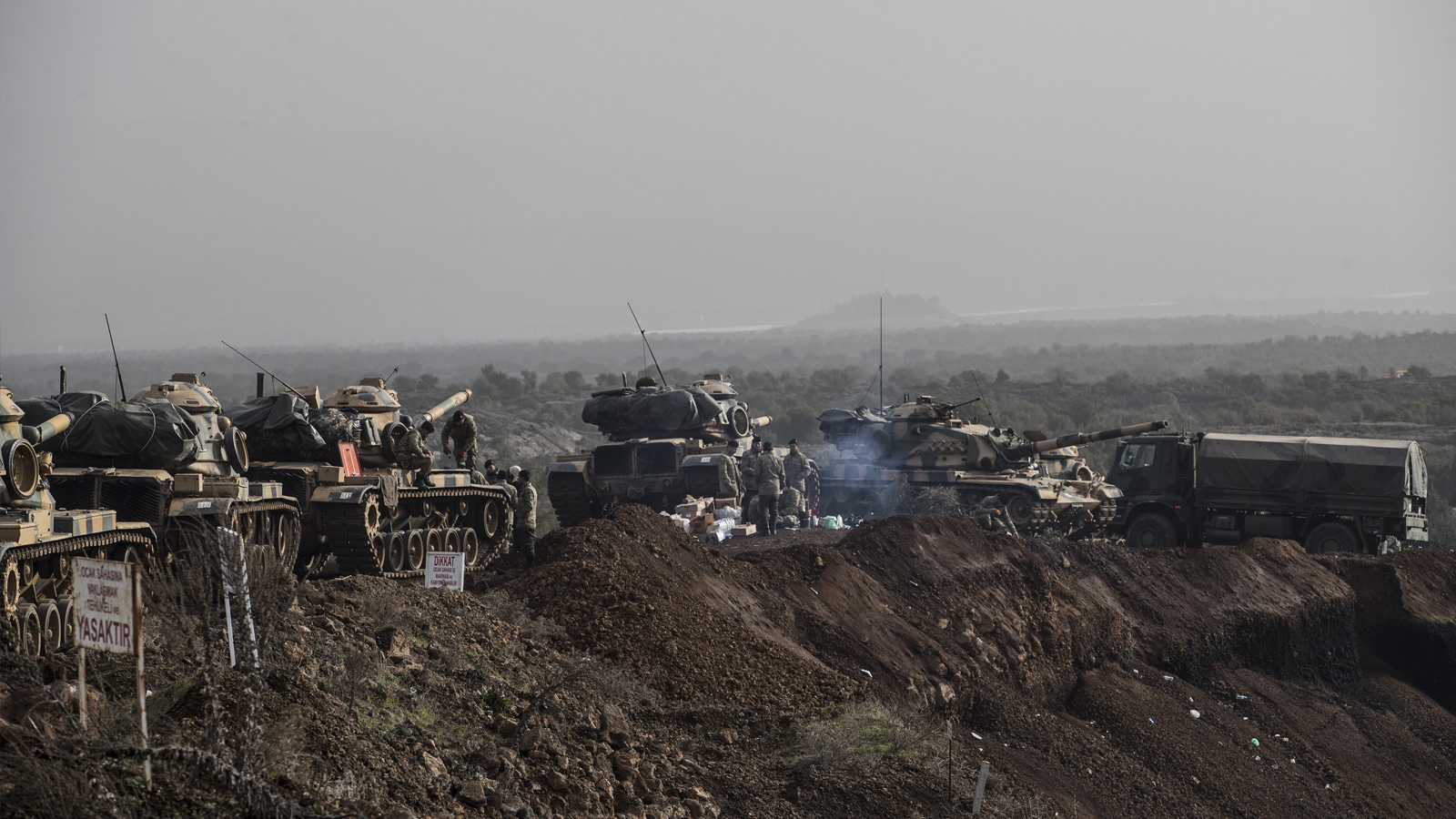 آليات عسكرية تركية على الحدود السورية قرب منطقة عفرين (الأوروبية)