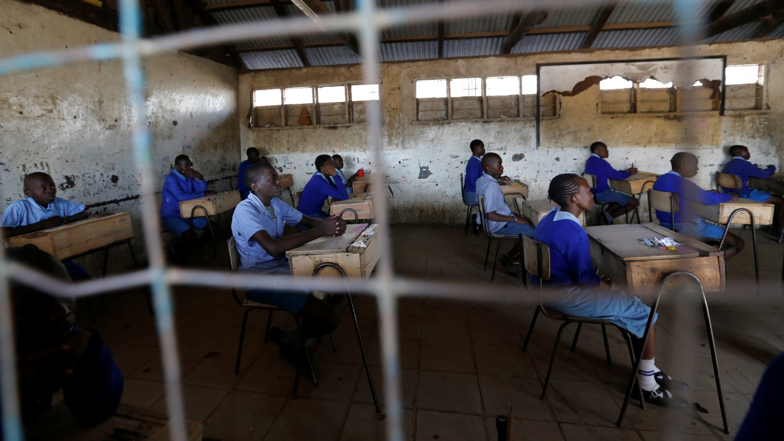 مدرسة ثانوية في كينيا ويبدو واضحا مدى السوء الذي تعانيه نتيجة ضعف التمويل (رويترز)