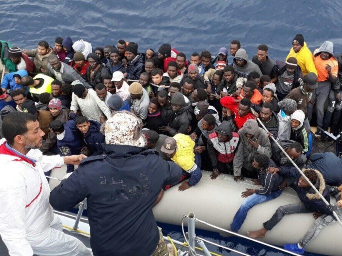حرس السواحل الليبية بأن إحدى دورياته أنقذت مئتين وتسعة وسبعين مهاجرا غير نظامي، من بينهم سبعة عشر طفلا وعدد ٌ من النساء، كانوا جميعا على متن قوارب مطاطية شمال مدينة الزاوية.