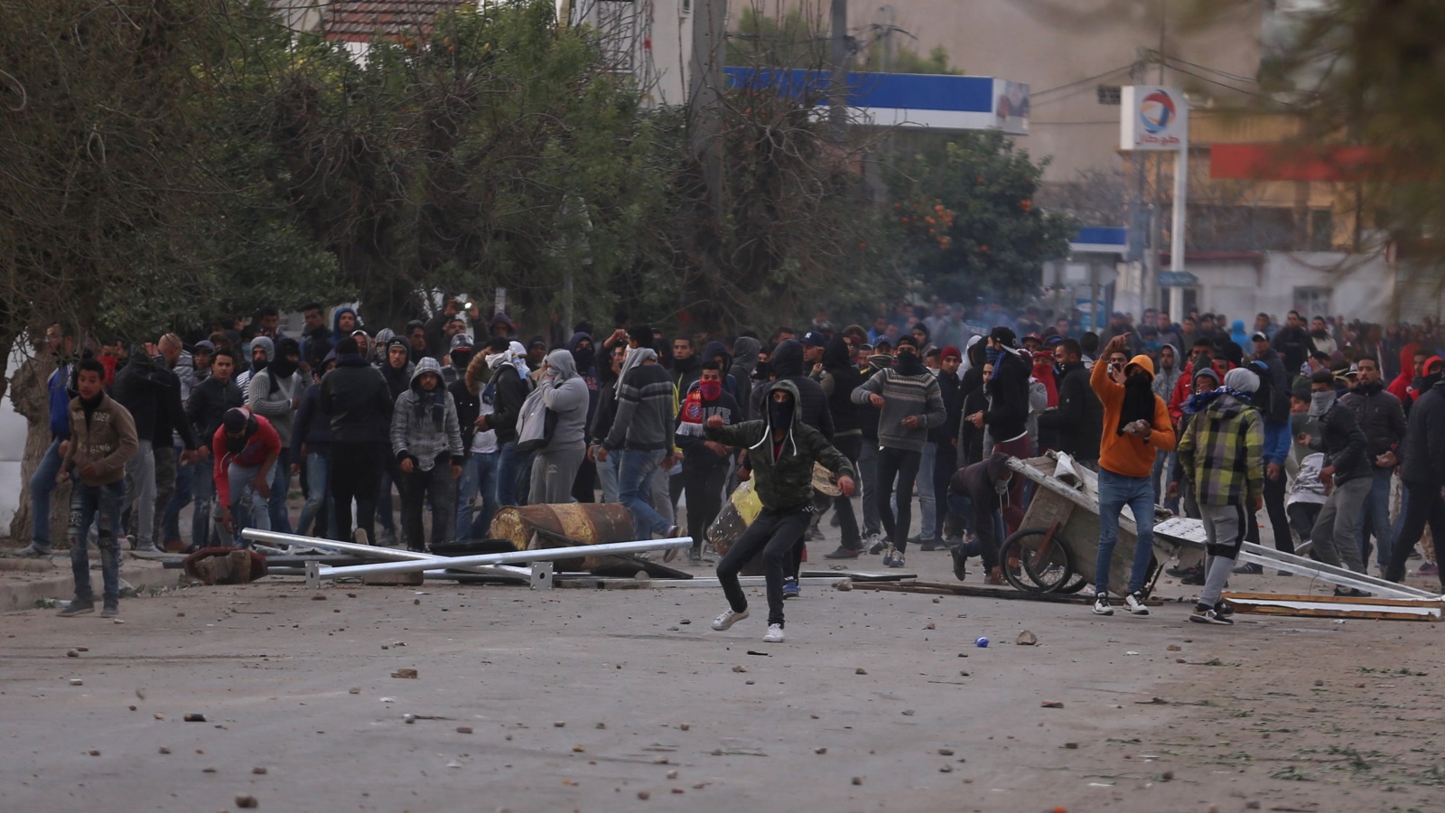 ‪(رويترز)‬ مواجهات بين قوات الأمن وشبان غاضبين في مدينة طبربة أمس الثلاثاء
