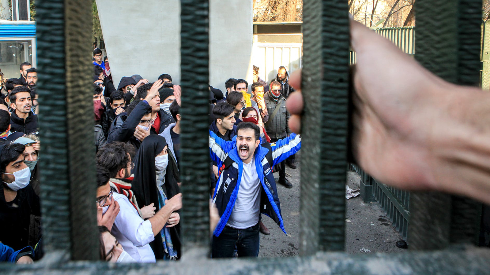 الاحتجاجات الإيرانية متواصلة منذ انطلاقها أواخر الشهر الماضي (غيتي إميجيز)