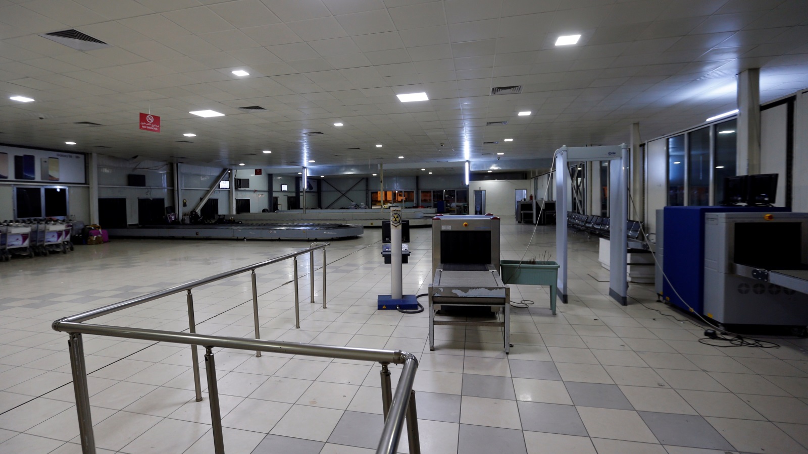 ‪إحدى صالات مطار معيتيقة وهي خاوية من المسافرين عقب الهجوم على المطار واندلاع اشتباكات في محيطه‬ (رويترز)