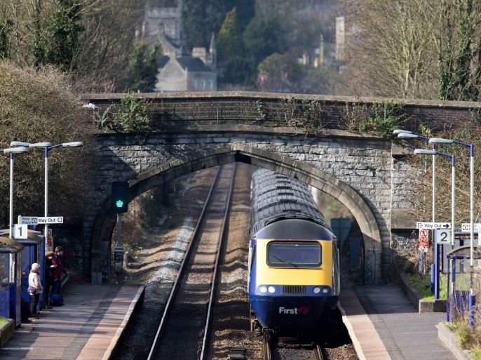 BATH, ENGLAND - FEBRUARY 19: A London Paddington bound train approaches Bath Spa station on the Great Western railway line on February 19, 2016 in Bath, England. The electrification of the route and the replacement of the ageing diesel powered rolling stock, some of which dates back to the nationalised British Rail era of the 1970s, was meant to have been completed by 2016. However the project, estimated to cost £2.8bn, has been delayed by a number of years, meaning t