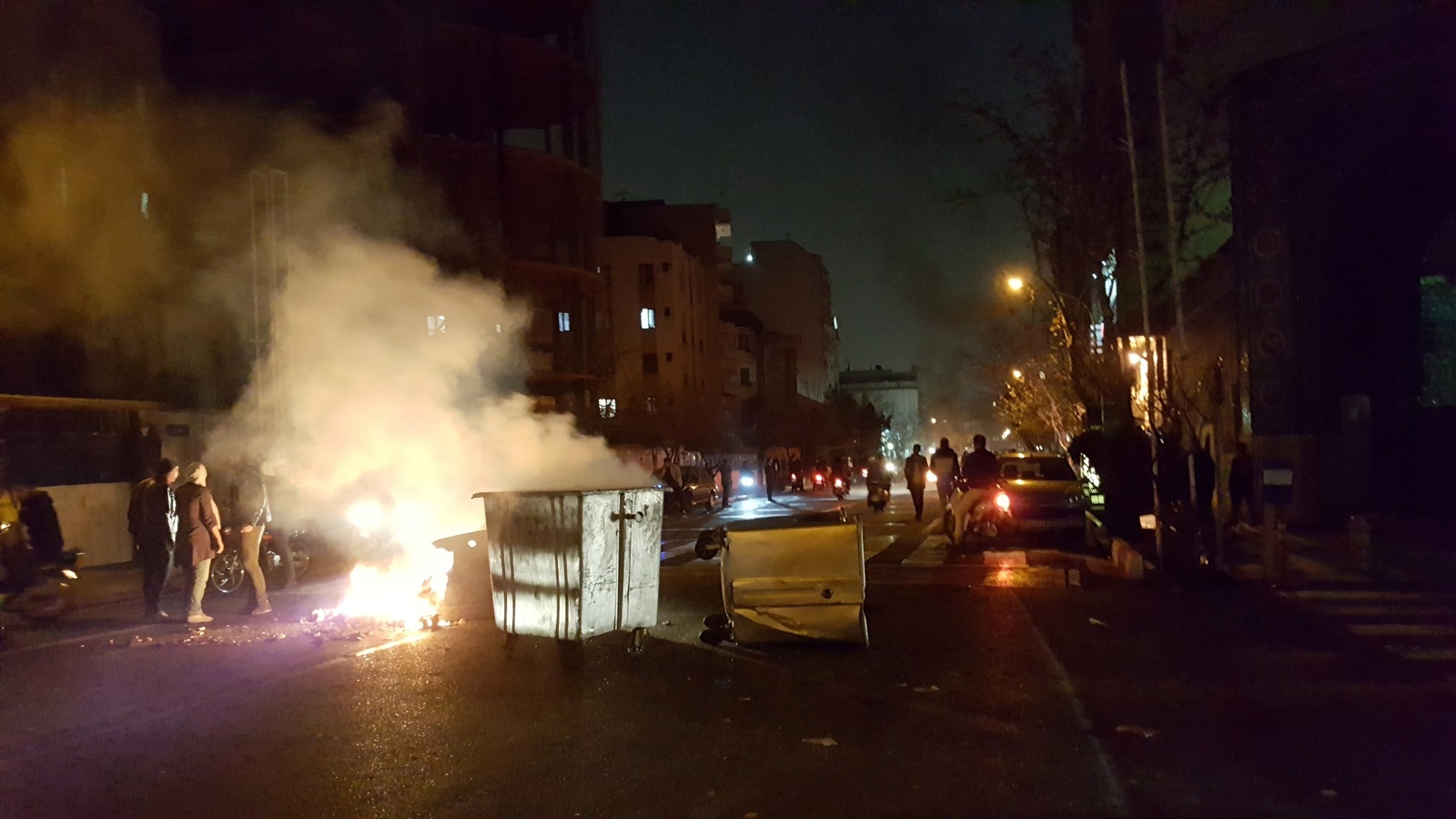  جانب من مظاهرة ليلية في العاصمة طهران (رويترز)