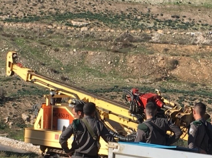 آليات الاحتلال تحضر لبناء جسر مشاة ببلدة سلوان في القدس- المصدر: مركز معلومات وادي حلوة
