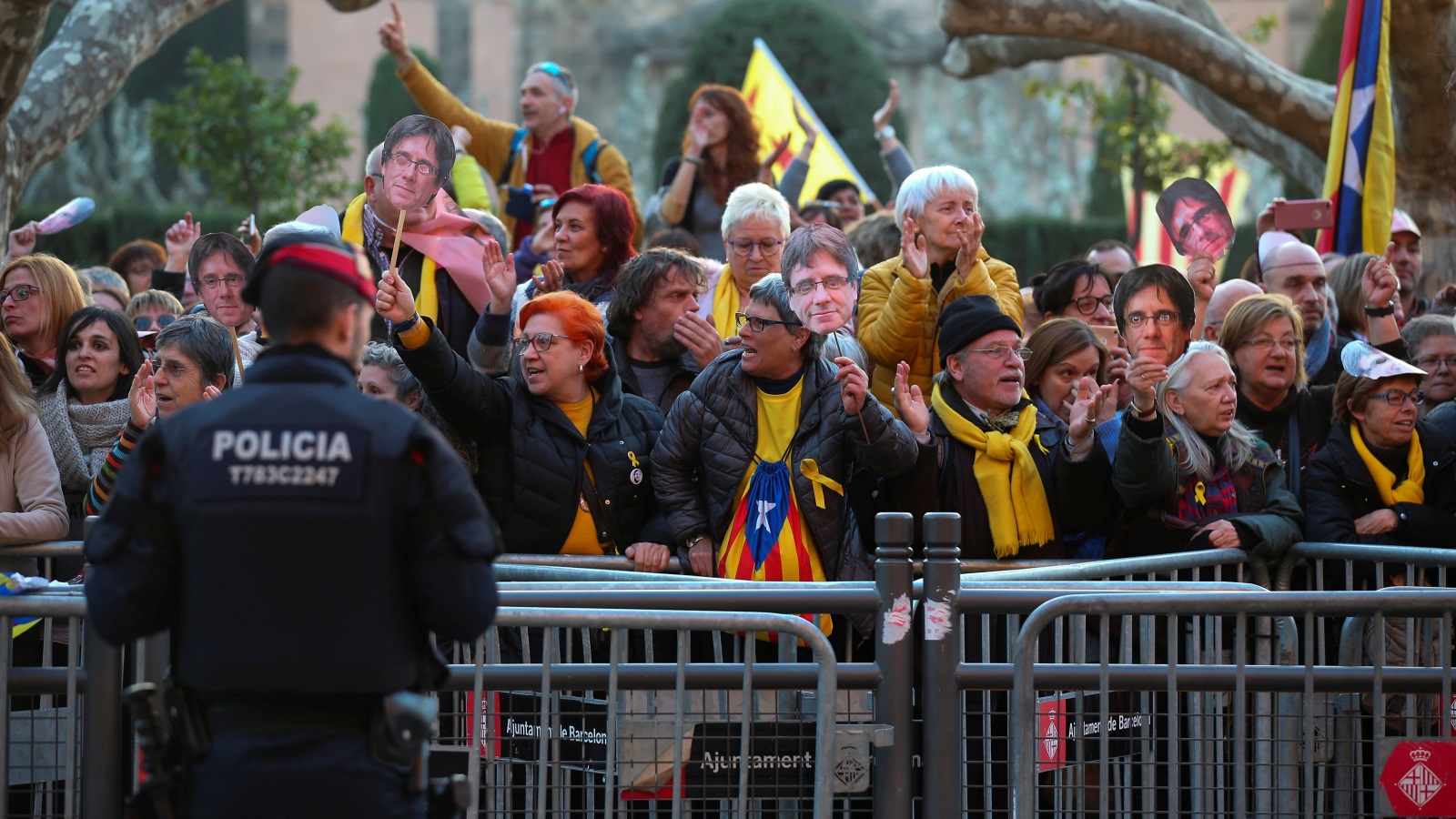 مئات القوميين الكتالونيين تجمعوا بمحيط البرلمان تأييدا لعقد جلسة اختيار رئيس جديد (رويترز)