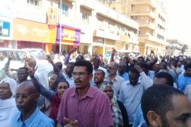 متظاهرون وسط العاصمة الخرطوم رفضا للغلاء والإجراءات الحكومية التي أدت لارتفاع الأسعار