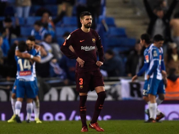 BARCELONA, SPAIN - JANUARY 17: Gerard Pique of Barcelona looks dejected after Espanyol score their first goal during the Spanish Copa del Rey Quarter Final First Leg match between Espanyol and Barcelona at Nuevo Estadio de Cornella-El Prat on January 17, 2018 in Barcelona, Spain. (Photo by Alex Caparros/Getty Images)