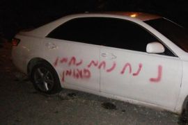 مستوطنون يعطبون سيارات ويخطون شعارات عنصرية - بيت إكسا - شمال غرب القدس -ناشطون