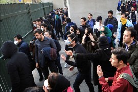 epa06410378 Iranian students clash with riot police during an anti-government protest around the University of Tehran, Iran, 30 December 2017. Media reported that illegal protest against the government is going on in most of the cities in Iran. Protests were held in at least nine cities, including Tehran, against the economic and foreign policy of President Hassan Rouhani's government. EPA-EFE/STR