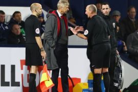 WEST BROMWICH, ENGLAND - DECEMBER 31: Arsene Wenger, Manager of Arsenal in discussion with referee Mike Dean during the Premier League match between West Bromwich Albion and Arsenal at The Hawthorns on December 31, 2017 in West Bromwich, England. (Photo by Michael Steele/Getty Images)