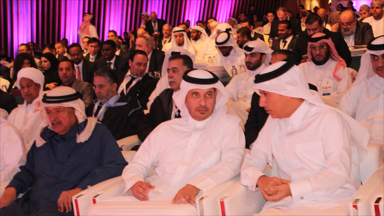  رئيس مجلس الوزراء وزير الداخلية القطري  إلى جانب وزير المالية ضمن الحضور بالمؤتمر (الجزيرة)