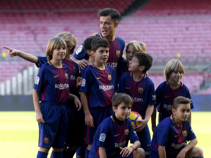 BARCELONA, SPAIN - JANUARY 08: New Barcelona signing Philippe Coutinho poses for a photo with a group of mascots as he is unveiled at Camp Nou on January 8, 2018 in Barcelona, Spain. The Brazilian player signed from Liverpool, has agreed a deal with the Catalan club until 2023 season. (Photo by David Ramos/Getty Images)