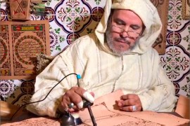 على كرسيه المتحرك.. مغربي يكتب القرآن على جلد ماعز