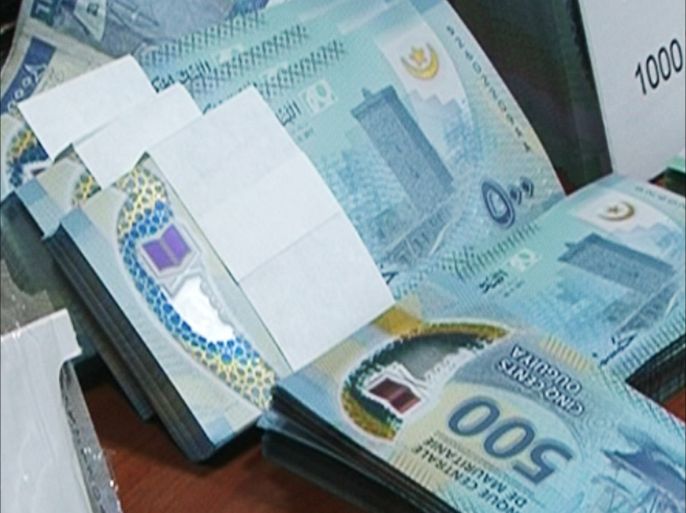الموريتانيون يتداولون أوراقا نقدية جديدة تحتفظ باسم عملتهم القديمة