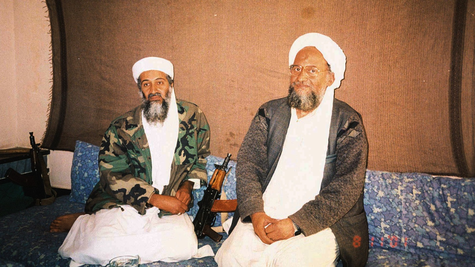  قائد تنظيم القاعدة الحالي أيمن الظواهري ومؤسس التنظيم الشيخ أسامة بن لادن (رويترز)