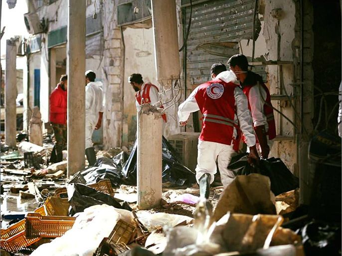 الهلال الأحمر ينتشل 17 جثة مجهولة الهوية من تحت الانقاض بمنطقة السوق البلدي بالمدينة