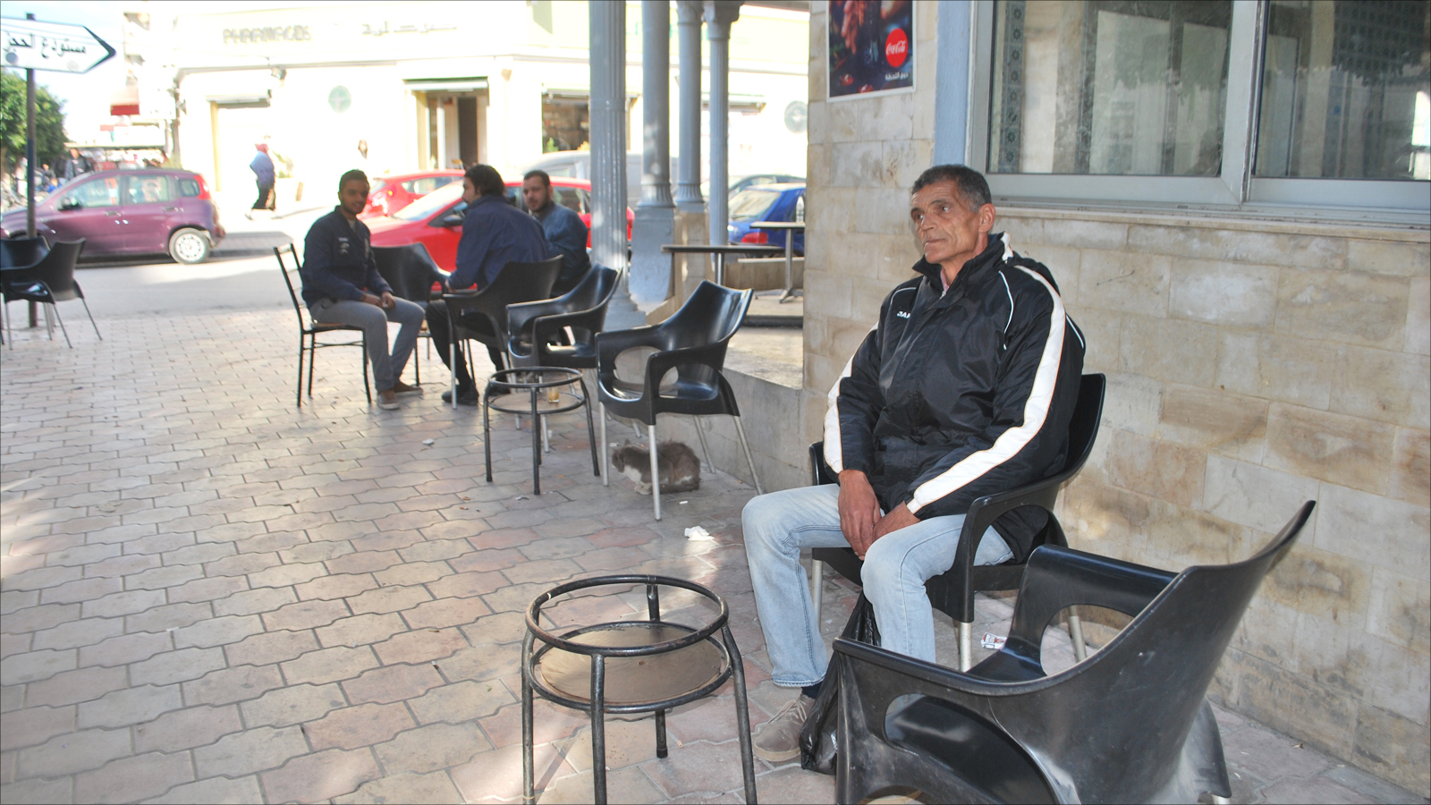 توفيق حمدي يجلس في مقهى بحي الزهور بالعاصمة تونس (الجزيرة)