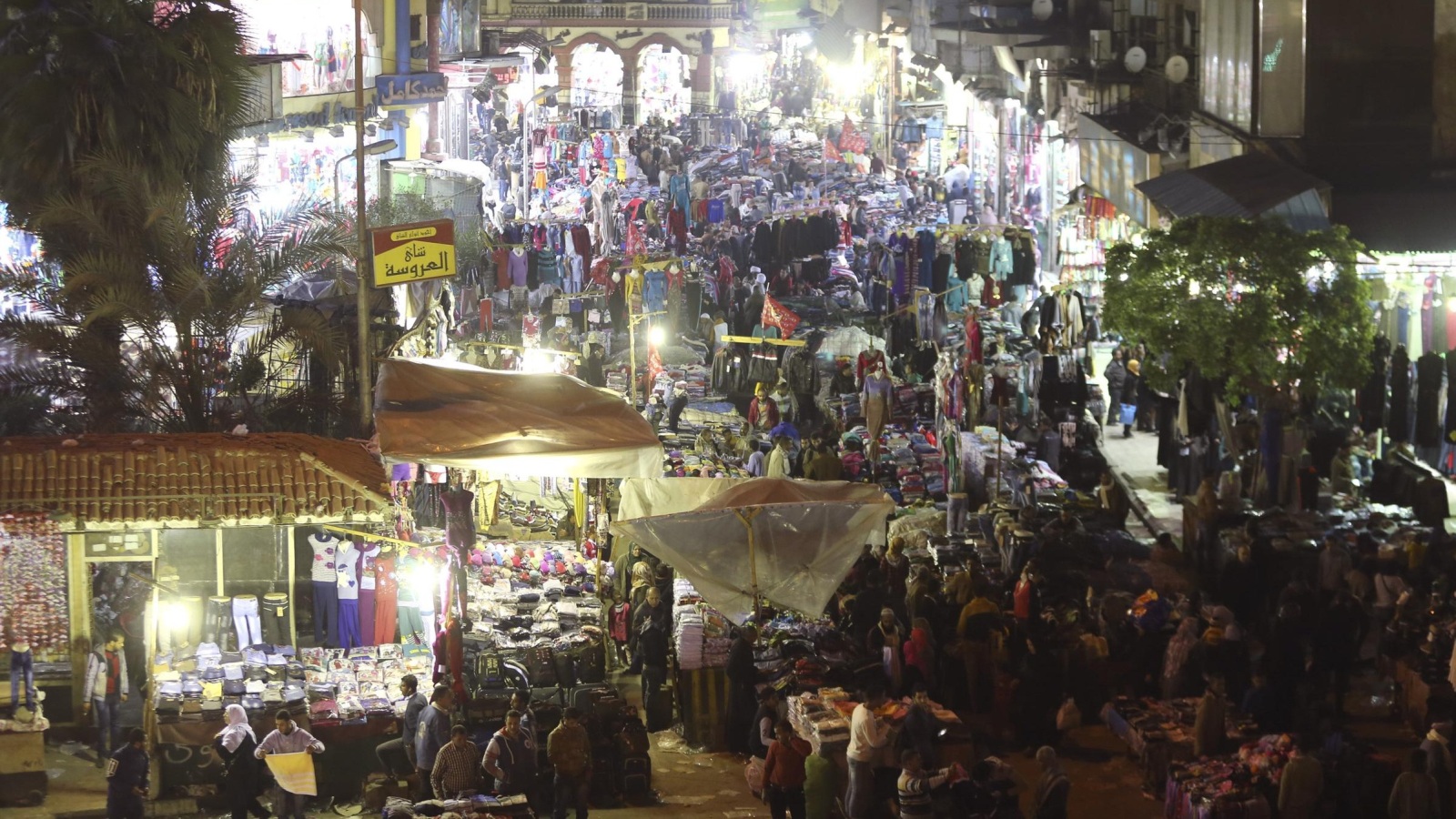 ‪منظر عام للحركة التجارية بسوق العتبة وسط العاصمة المصرية‬ (رويترز)