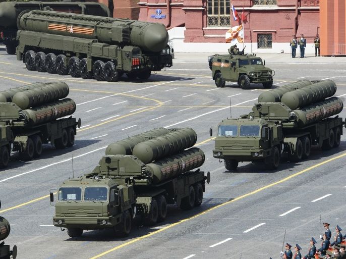 Russian S-400 Triumph/SA-21 Growler medium-range and long-range surface-to-air missile systems drive during the Victory Day parade at Red Square in Moscow, Russia, May 9, 2015. Russia marks the 70th anniversary of the end of World War Two in Europe on Saturday with a military parade, showcasing new military hardware at a time when relations with the West have hit lows not seen since the Cold War. REUTERS/Host Photo Agency/RIA Novosti ATTENTION EDITORS - THIS IMAGE HAS B