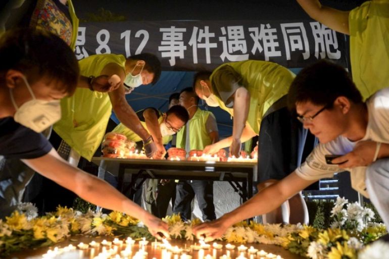 يشعل الصينيون الشموع كواحد من طقوس الوفاة - رويترز